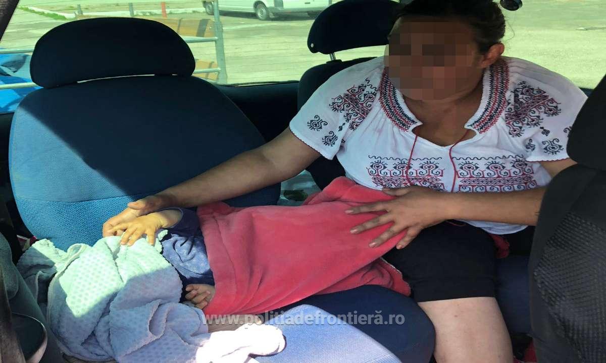 Fetiță de 1 an ascunsă sub o pătură de părinți ca să treacă granița | foto video