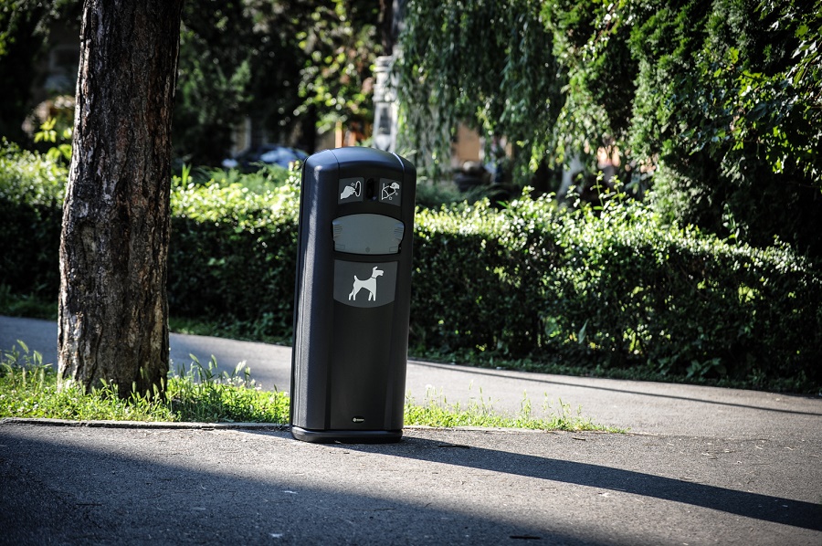 A început montarea coșurilor pentru murdăria lăsată de câini. Primăria pregătește și amenzi pentru cei care nu le folosesc