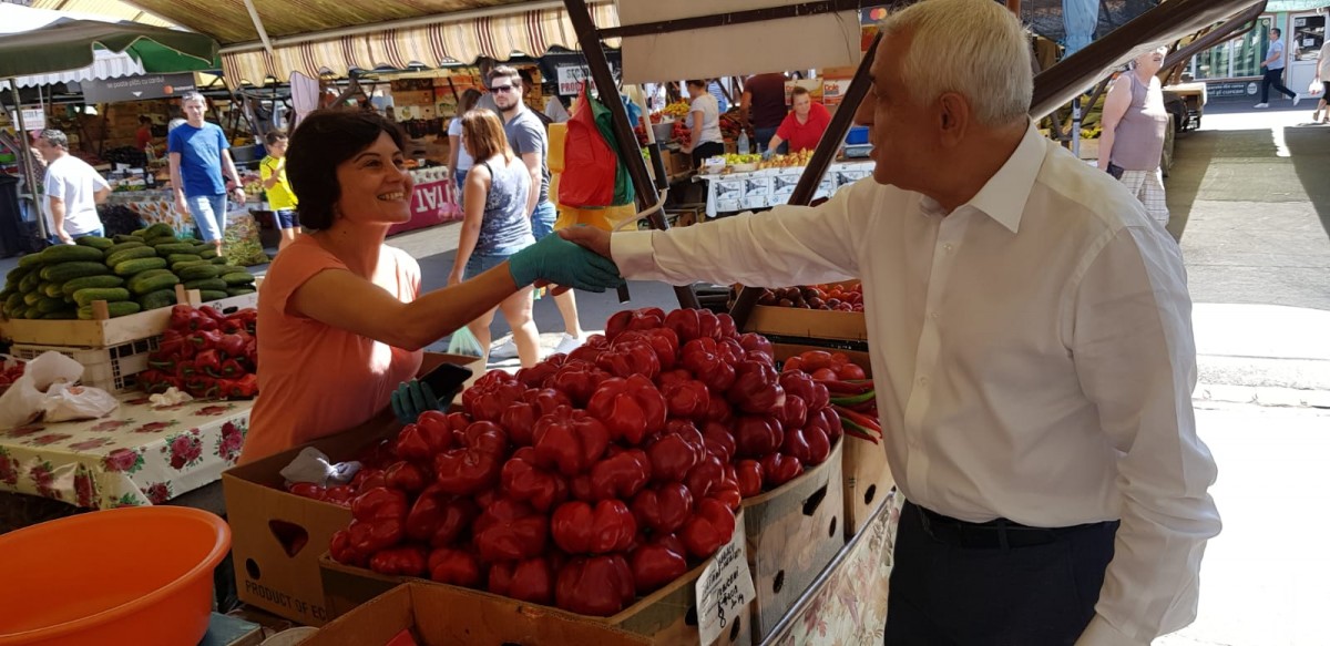 Petre Daea, în Piața Cibin. „În primul rând, oamenii mi-au mulțumit. În al doilea rând, am constatat dorința lor de a valorifica producția”