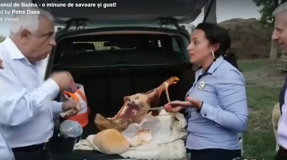 Ministrul Daea, alături de prefectul Sibiului și senatorul N. Avram, promovează porcul de Bazna, mâncând jambon din portbagajul mașinii | video foto