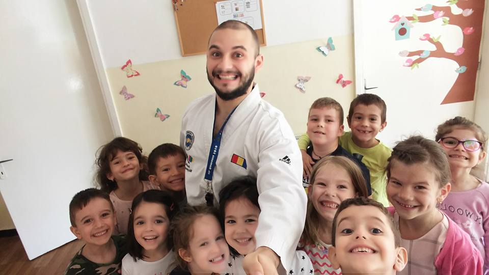 Antrenorul care cultivă pasiunea pentru sport în grădinițe. „Sunt copii care nu știu să alerge”