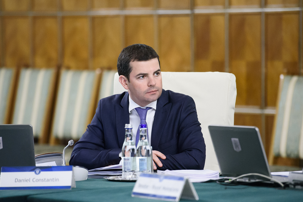 Vicepremierul Daniel Constantin vine marți la Sibiu. Merge la o grădiniță