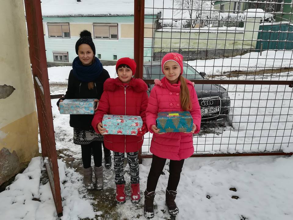 Cadouri pentru copii de la copii, în comuna Porumbacu de Jos
