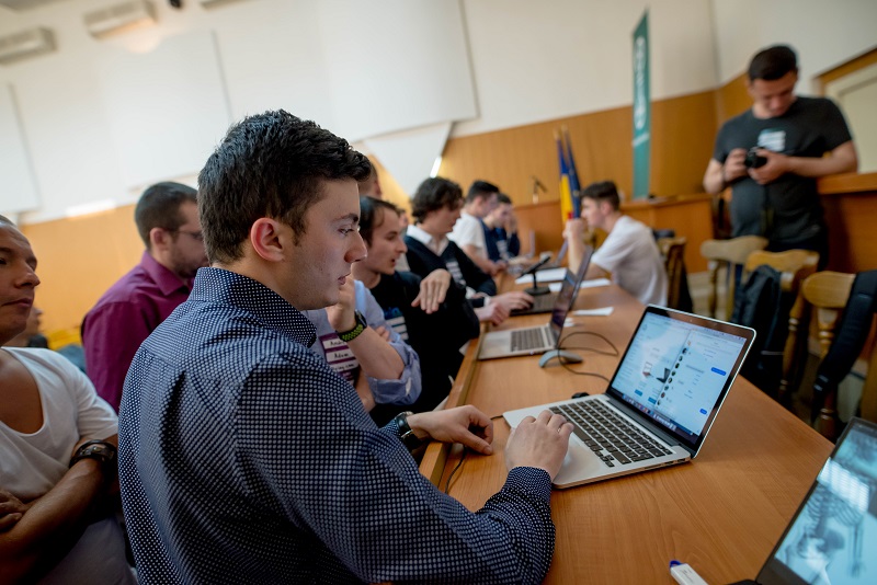 Au fost aleși finaliștii Innovation Labs. Vor prezenta aplicațiile la București