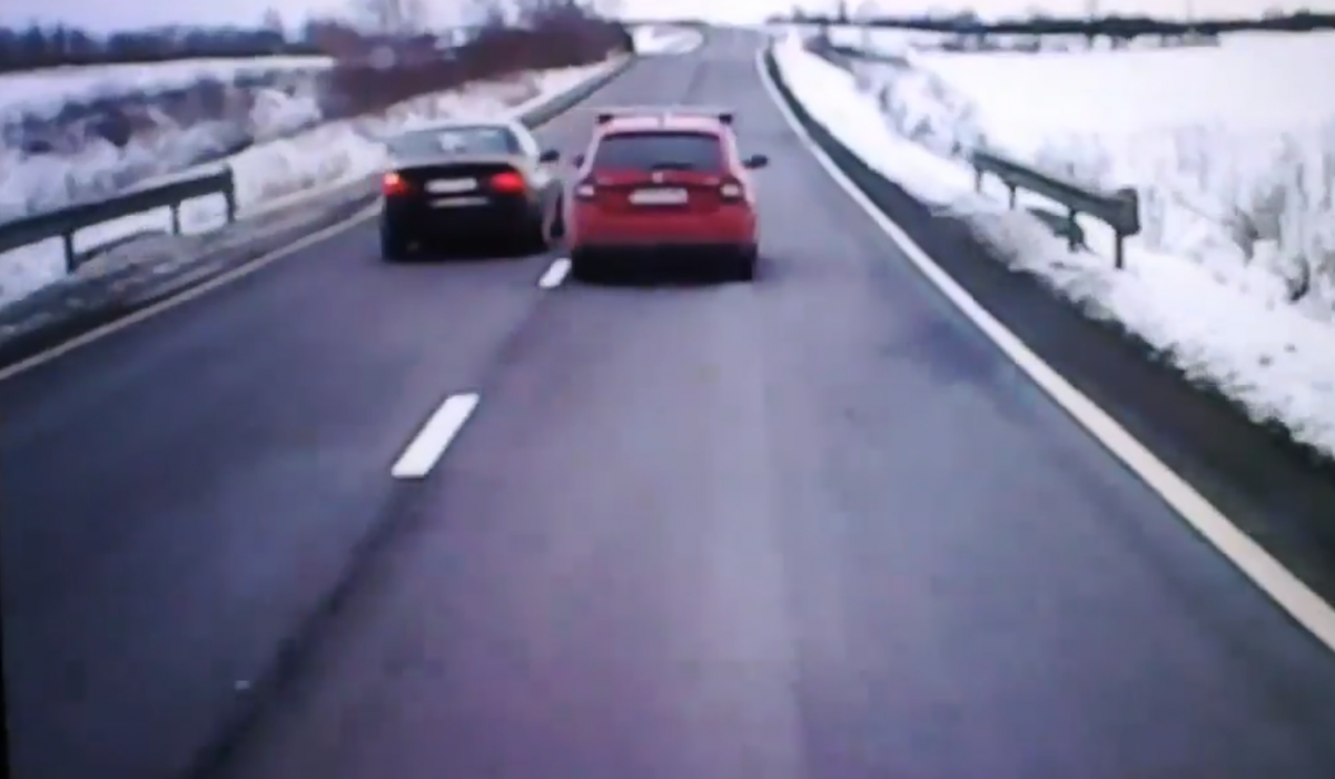 VIDEO Goană dementă. Un BMW, depășit pe dreapta în timp ce depășea