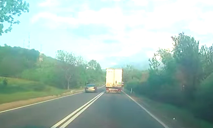 VIDEO-Câte reguli poți încălca într-o manevră: Linie continua, limitare de viteză, depășire interzisă, neasigurare…