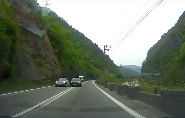 VIDEO – Depășire periculoasă pe Valea Oltului. Accident evitat la limită