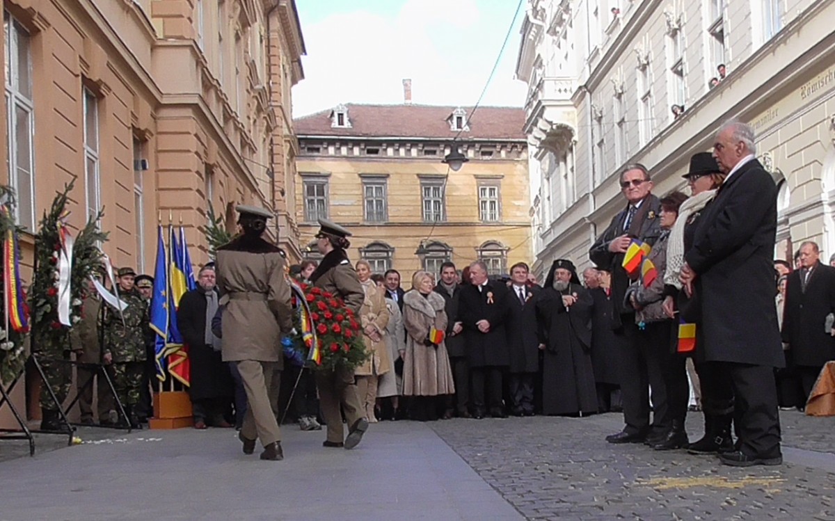 Foto - Video | Zeci de sibieni au asistat la Ceremonialul depunerii de coroane la sediul Consiliului dirigent