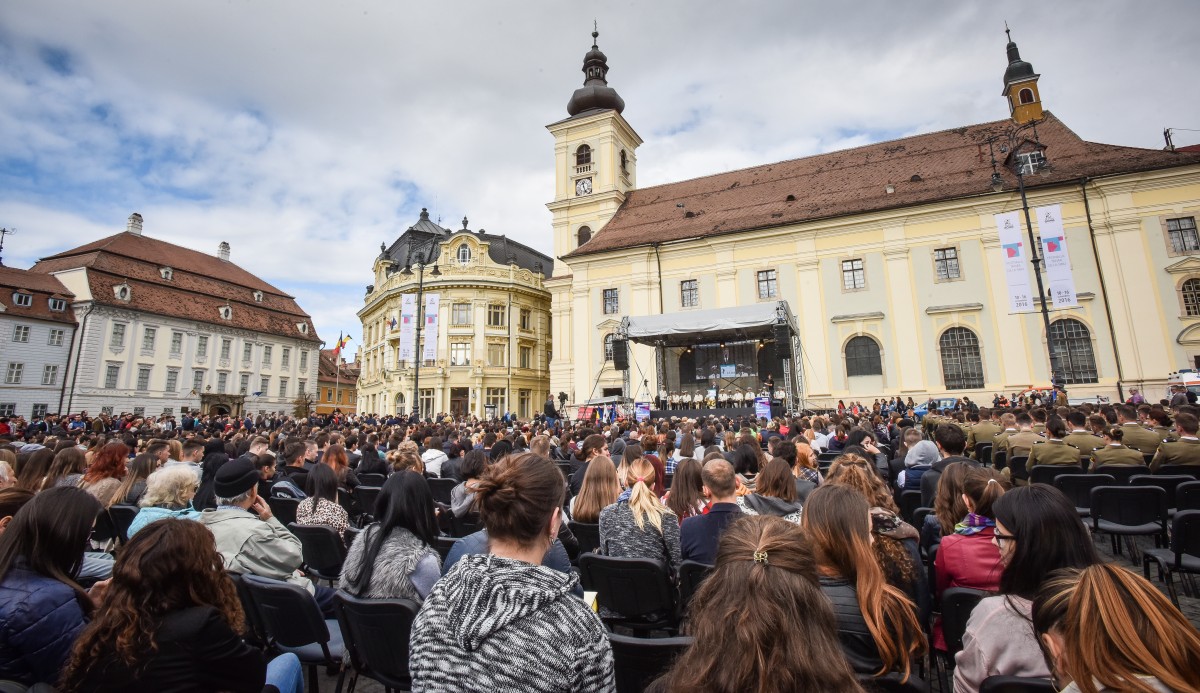 Peste 2700 de boboci au spus start studenției în Piața Mare