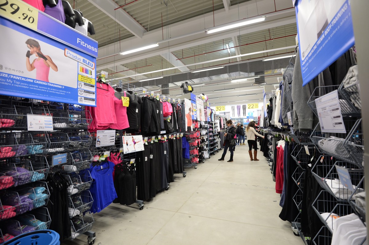 Decathlon retrage de pe piaţă un produs vestimentar, care are potenţialul de a cauza vătămări