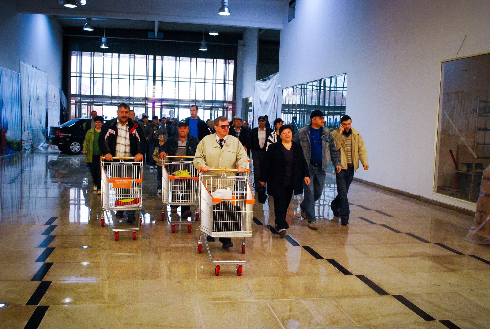 Începând de mâine magazinele sunt obligate prin lege să schimbe produsele în 15 zile