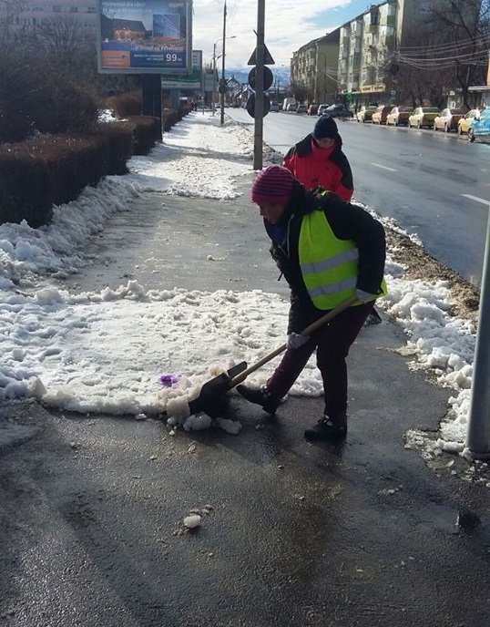 Primăria: zeci de străzi secundare au fost curățate de zăpadă | Foto