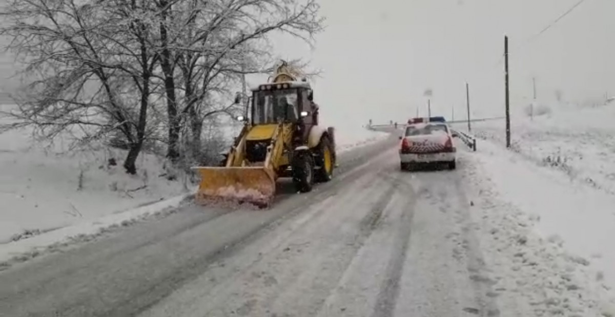 63 de utilaje acționează pe drumurile din județ. Strat de 2-4 cm de zăpadă afânată, pe carosabil