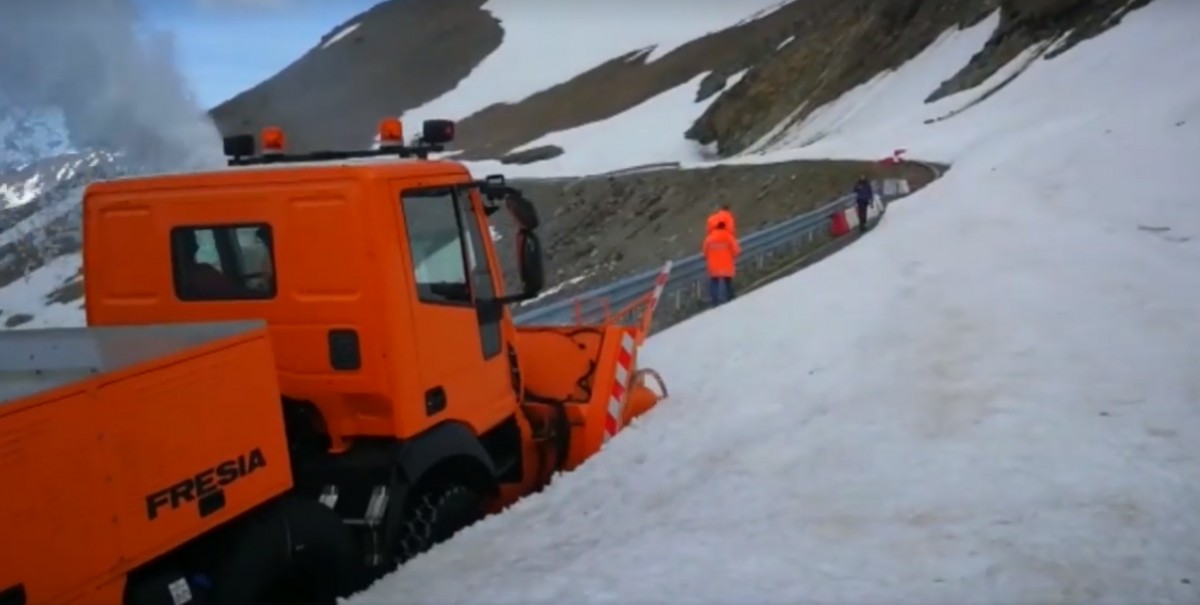 Video. Deszăpezire pe Transalpina. În unele zone, zăpada măsoară peste trei metri