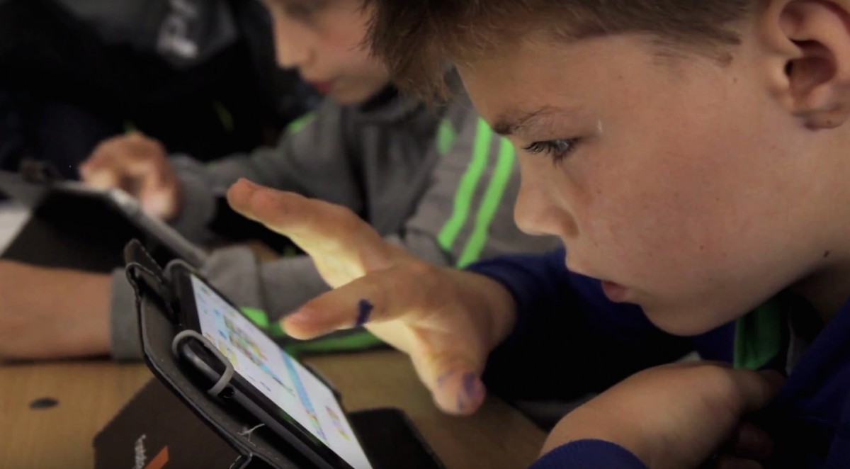 Copiii din Racovița învață matematica de pe tabletă