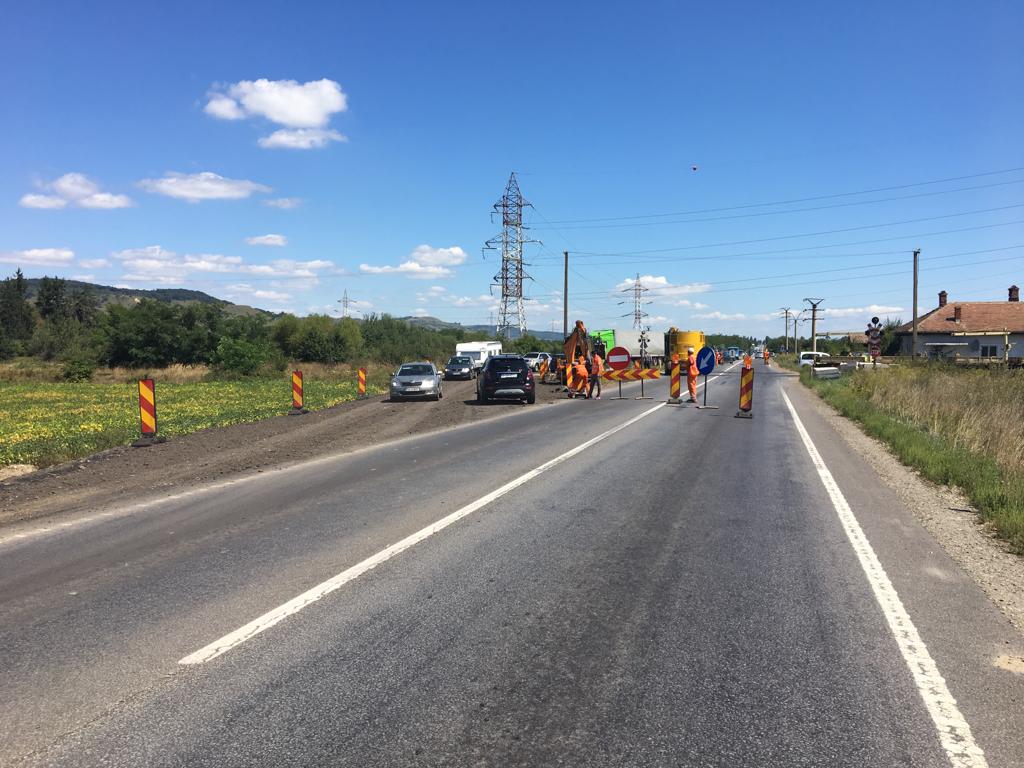 Trafic redirecționat pe DN 1 aproape de limita județului Sibiu: se repară trecerea peste calea ferată