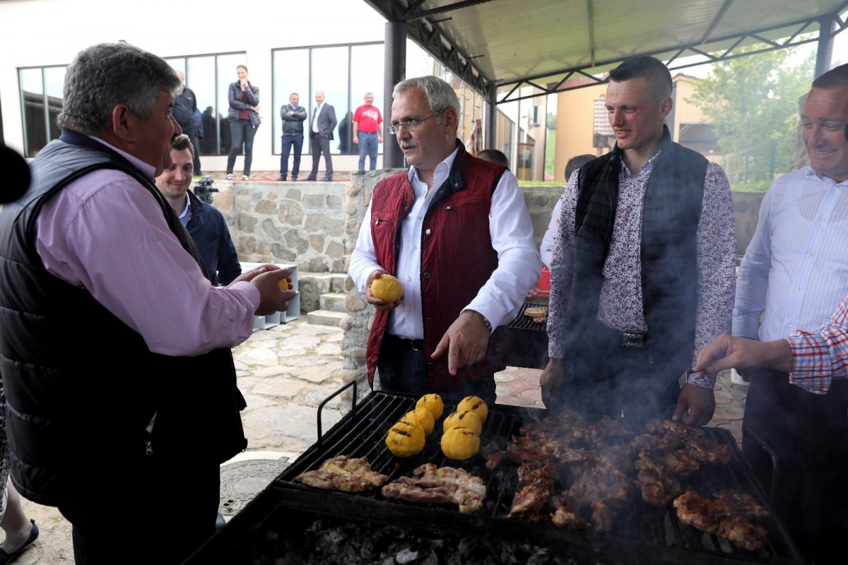 Frigărui, mămăligă, bulz. Ce le-a promis Dragnea oierilor din Poiana Sibiului