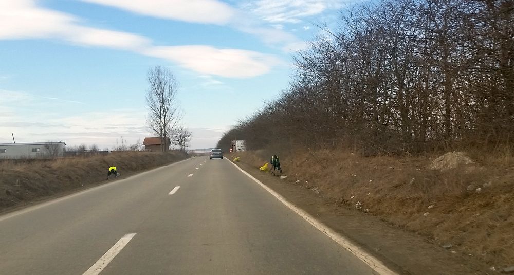 Zeci de saci de gunoaie strânși de pe marginea Drumului Hoților