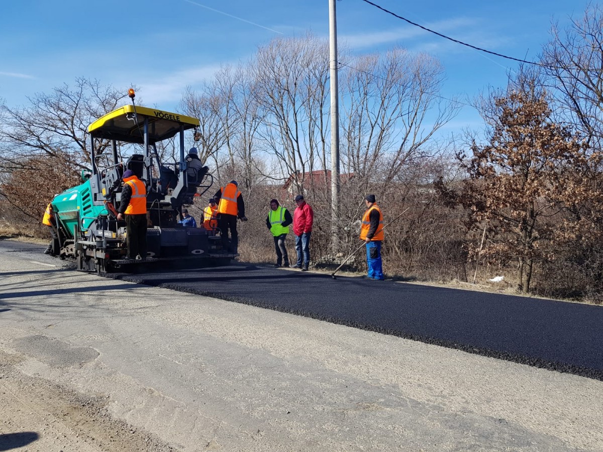 Drumuri și Poduri SA: A început asfaltarea drumului județean 106 D DN1 – Cisnădie