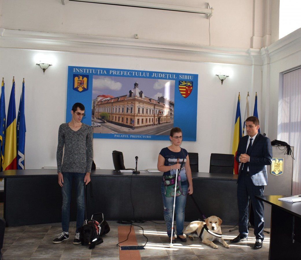 Prefectul a adus doi tineri nevăzători în fața directorilor sibieni de deconcentrate: Respectați legea, lăsați-i să intre în instituții