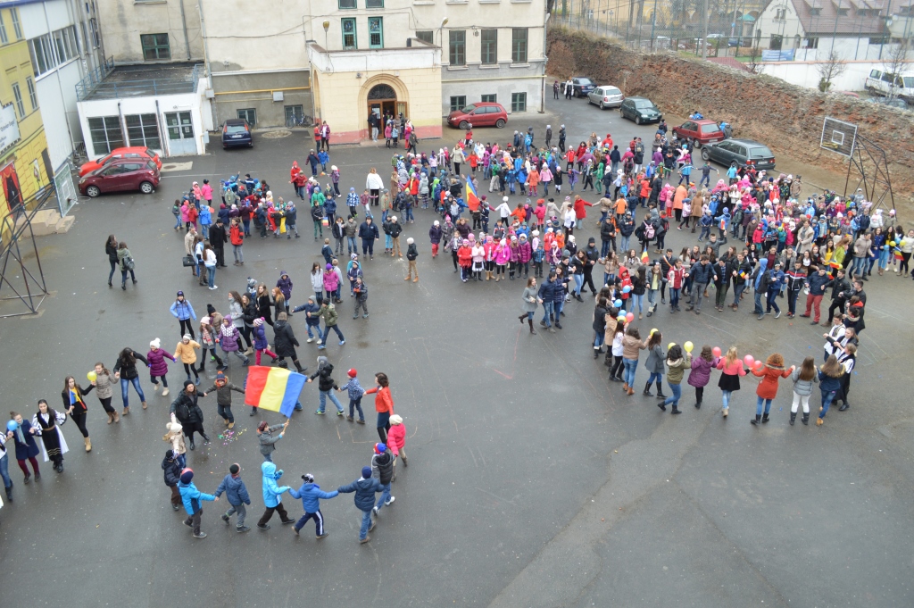 Hora Unirii, în curtea Colegiului Goga