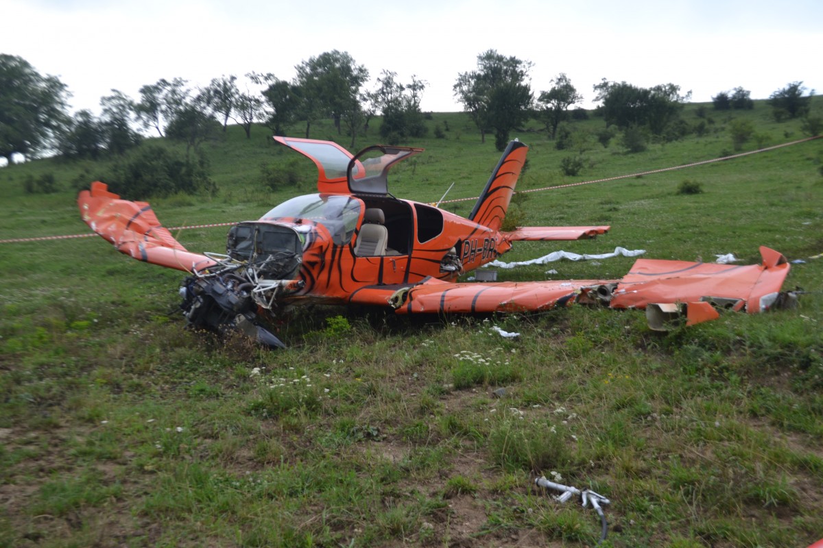 FOTO - VIDEO Un avion de agrement s-a prăbuşit în zona Aerodromului Cisnădie