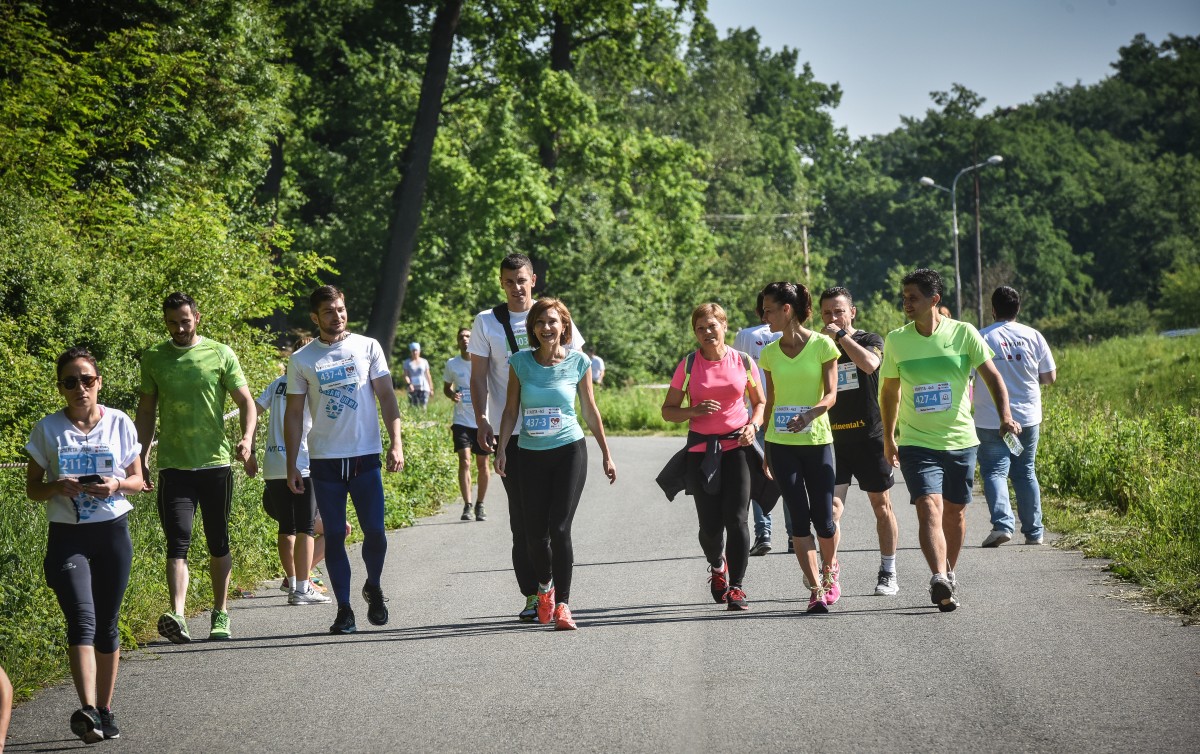 FOTO/VIDEO Carmen Iohannis aleargă la Semimaraton Sibiu. Klaus Iohannis o susține