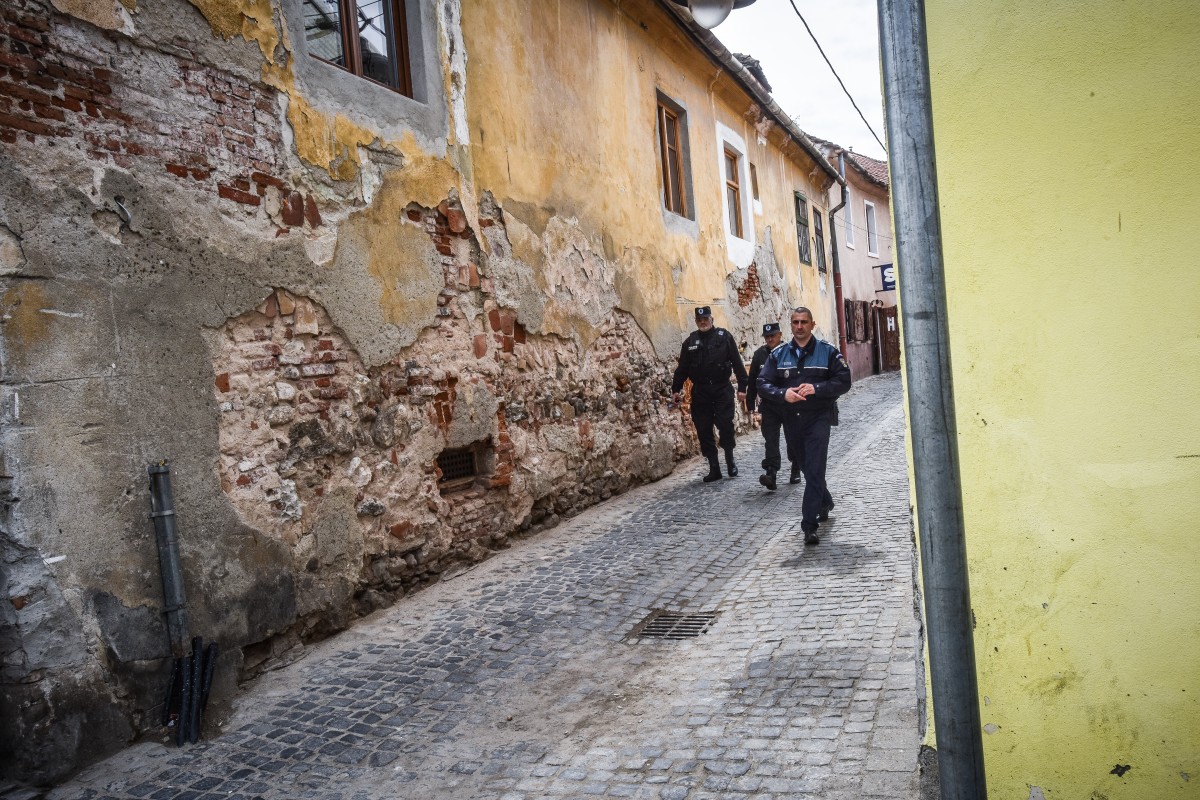 Două echipaje de poliție au intervenit pe 9 mai. Un bărbat a amenințat o frizeriță