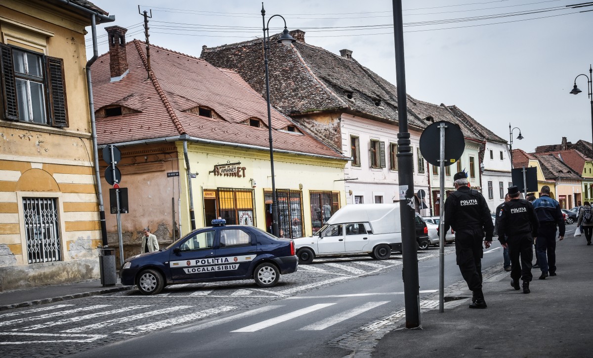 O tânără de 17 ani, reținută de poliție după ce a furat două lănțișoare de aur