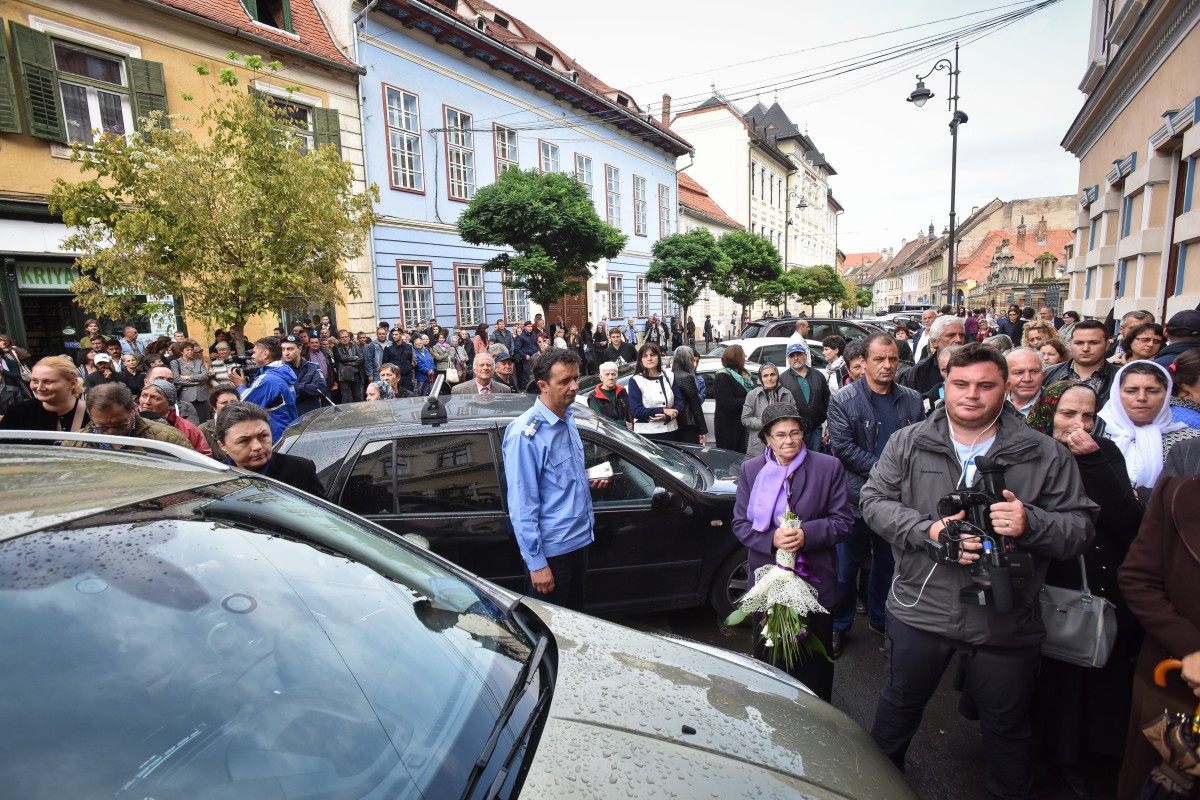 VIDEO După coatele și pumnii care l-au ”escortat” pe Pomohaci la Sibiu, jandarmii caută unul dintre enoriași