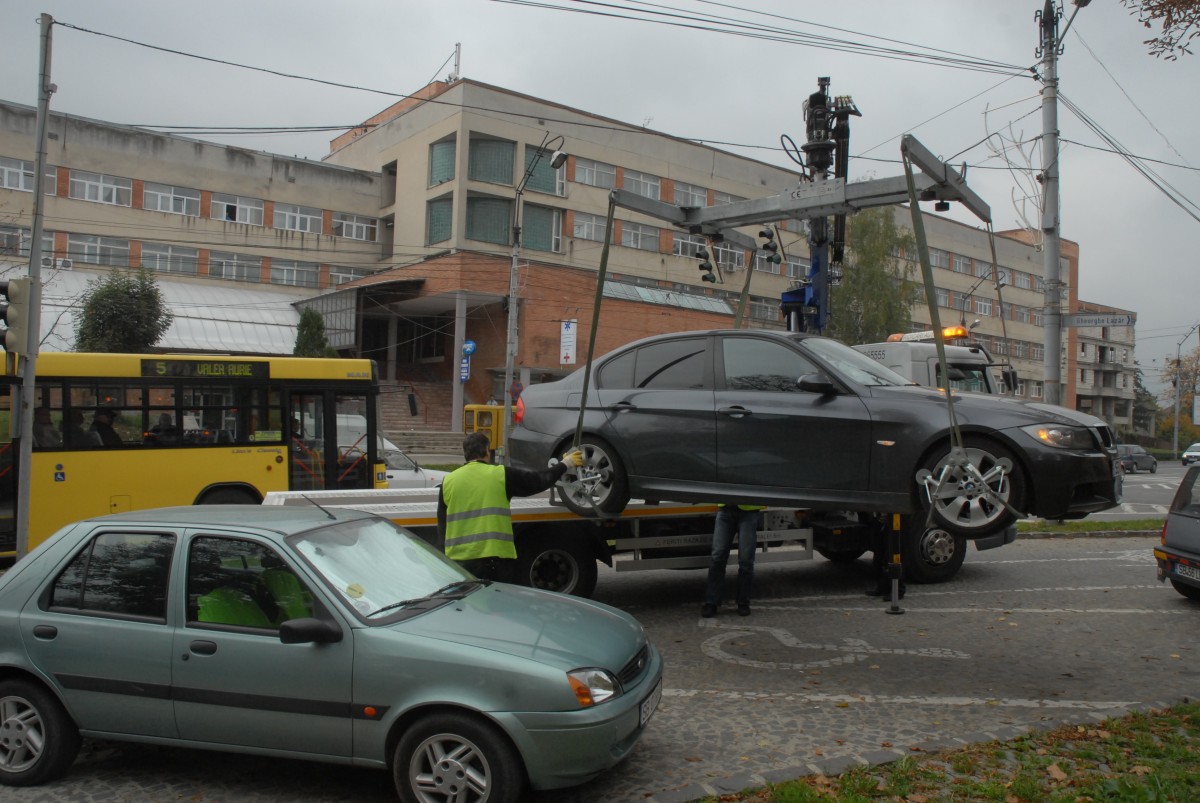 De la 1 aprilie se reia ridicarea mașinilor parcate neregulamentar în Sibiu