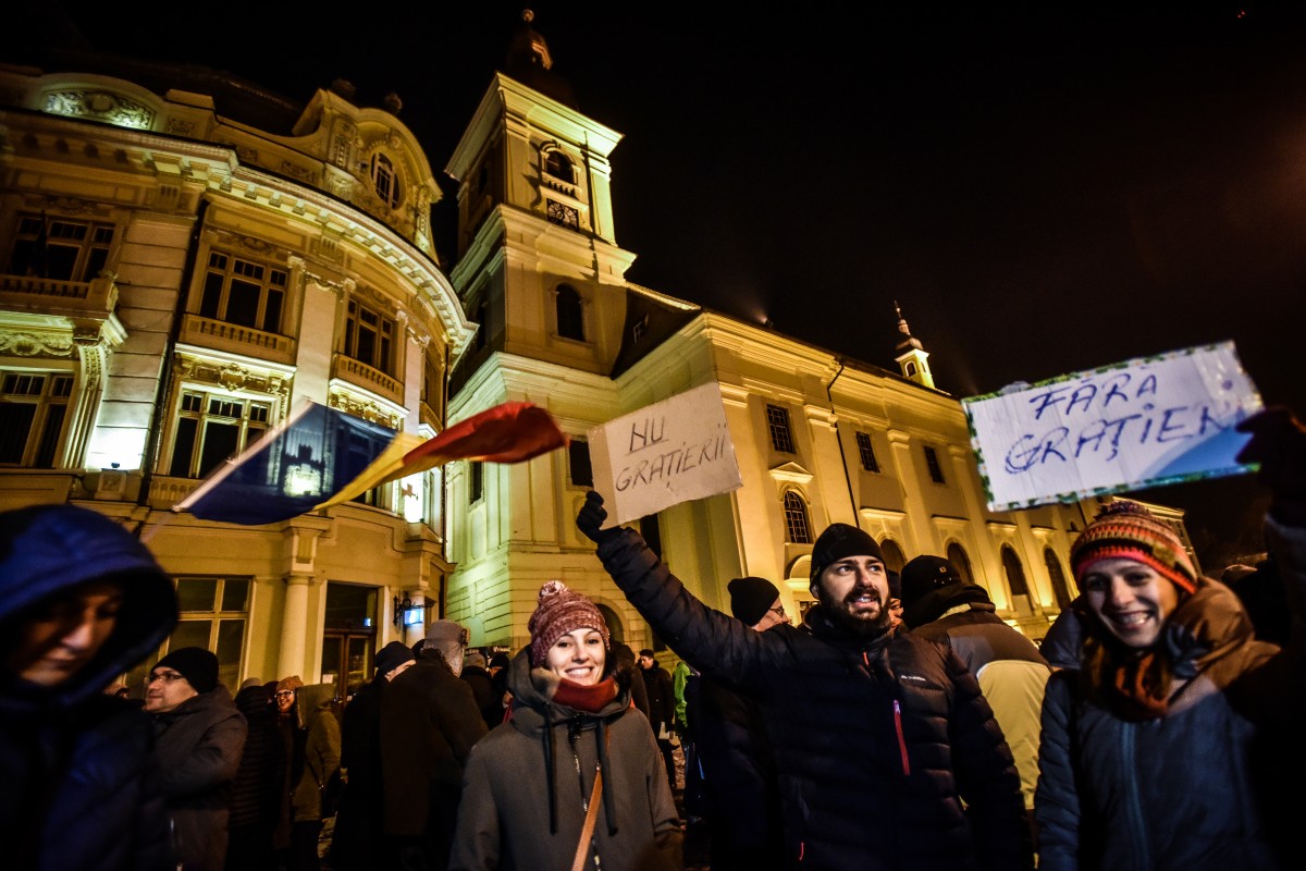 FOTO VIDEO 150 de sibieni protestează împotriva grațierii. ”Să le tăiem trompele!”