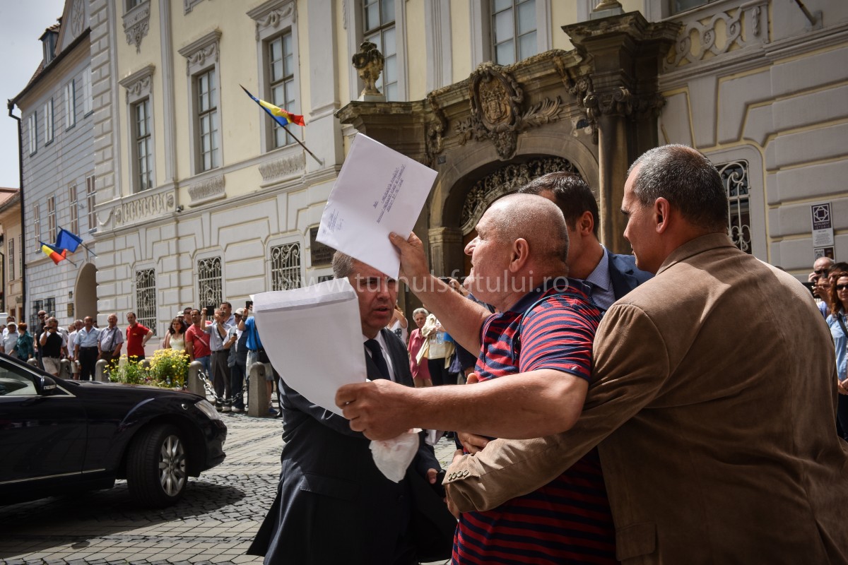 Faur Isaia, condus la gară după ce a făcut scandal la vizita lui Iohannis