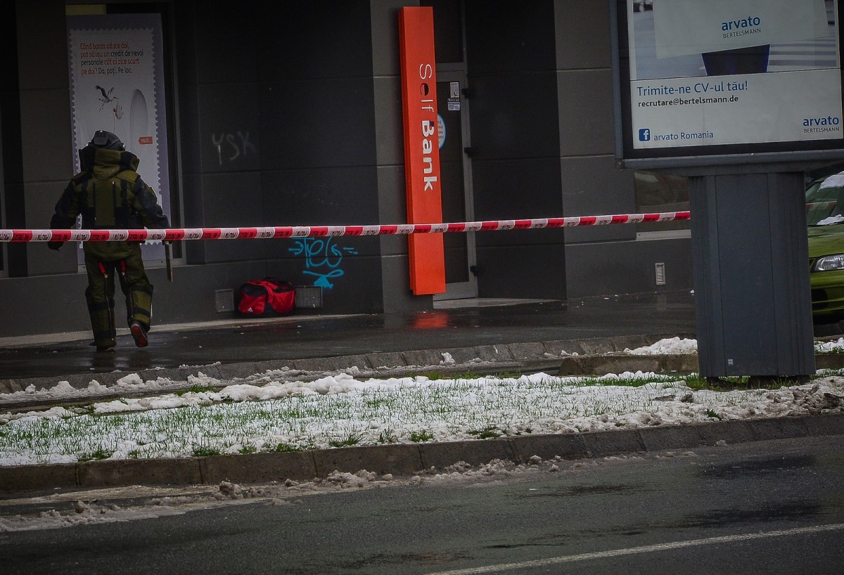 ACTUALIZARE: Coletul suspect a fost luat de echipa pirotehnică a SRI. S-a reluat traficul pe Mihai Viteazu