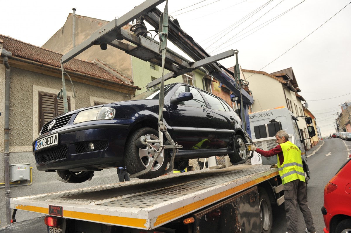 Ridicarea maşinilor se va face de către un serviciu public al Primăriei, la cererea Poliţiei