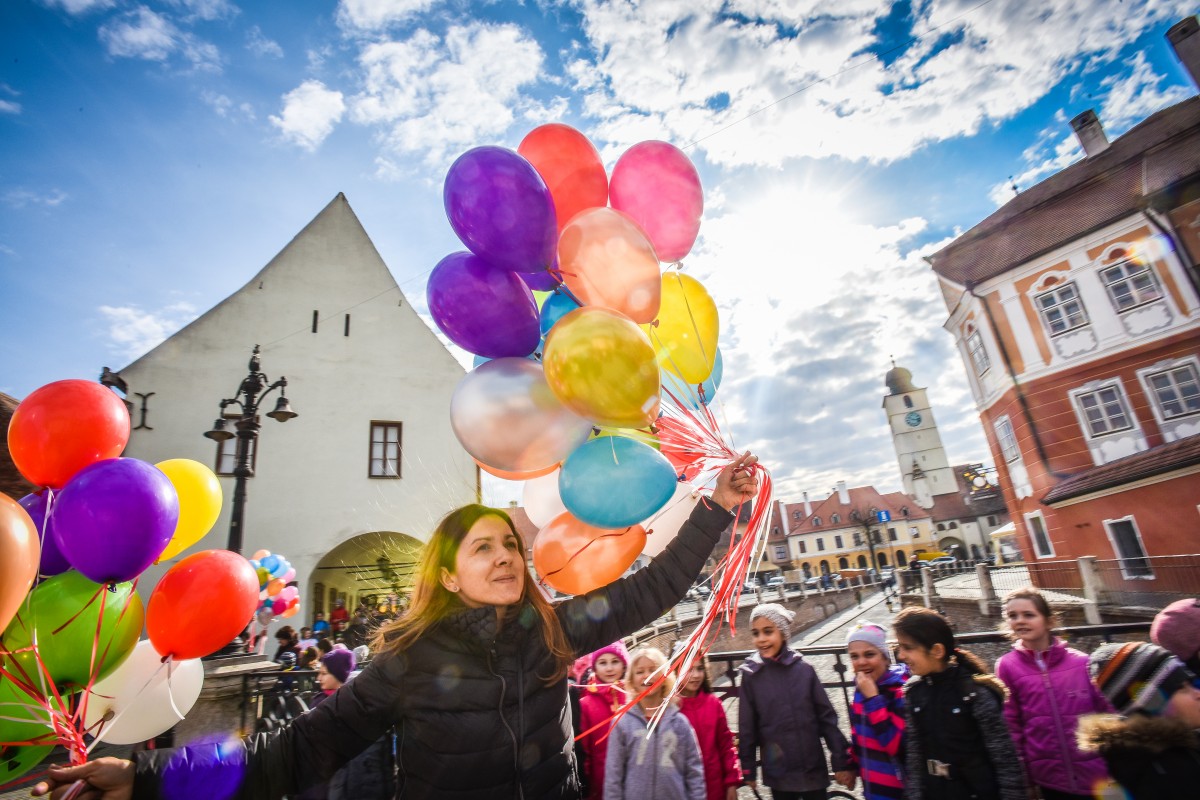 380 de baloane colorate, lansate de copiii Sibiului pentru Iuliana | Foto și video