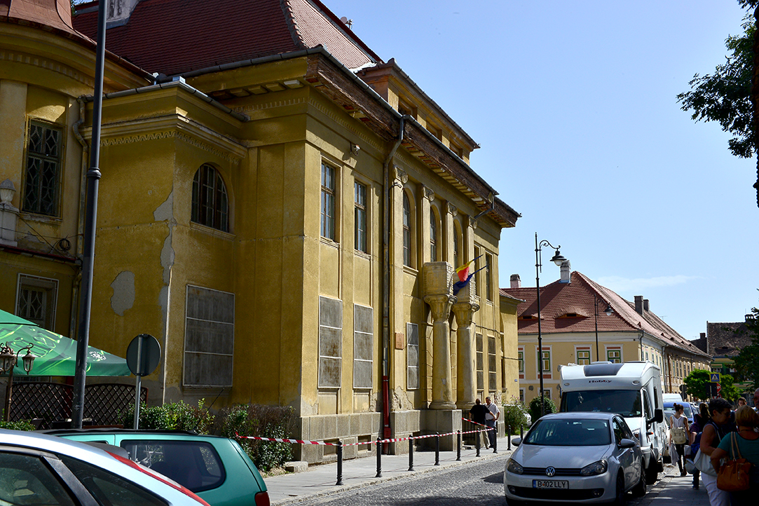 FOTO Clădirea Arhivelor devine pericol public. Bucăți de tencuială, date jos de pompieri