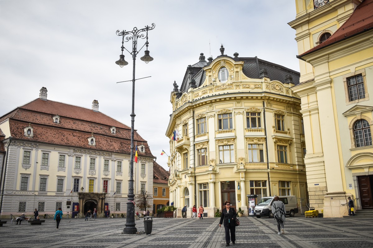 Turnul Sfatului și Primăria Sibiu, iluminate în albastru,  de Ziua Internațională pentru Conștientizarea Autismului
