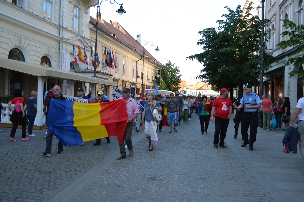 Protest în Sibiu. Aproape 300 de oameni au scandat „Afară cu penalii de la guvernare”