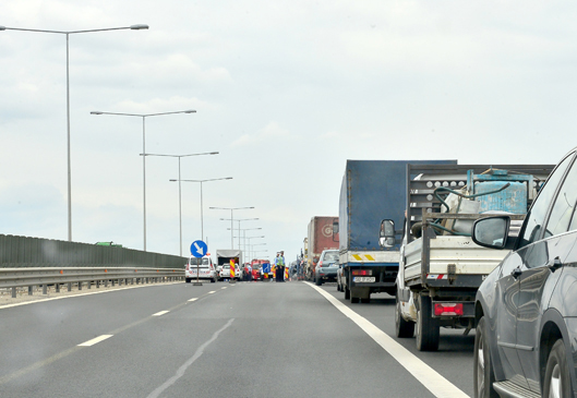 ACTUALIZARE Autostrada, BLOCATĂ. O autoutilitară a CNADNR, lovită de un TIR