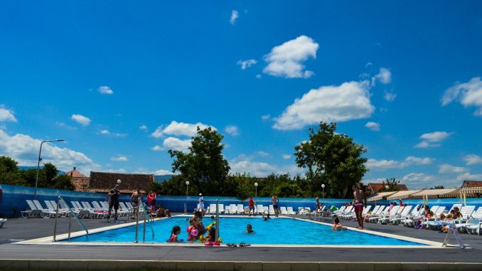 Cât costă să închiriezi o piscină? 2.500 de lei pe lună