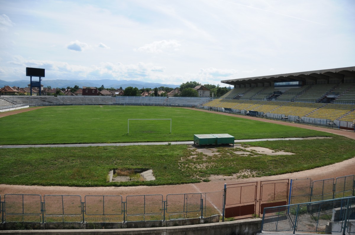 Primăria caută firmă care să întrețină gazonul stadionului municipal