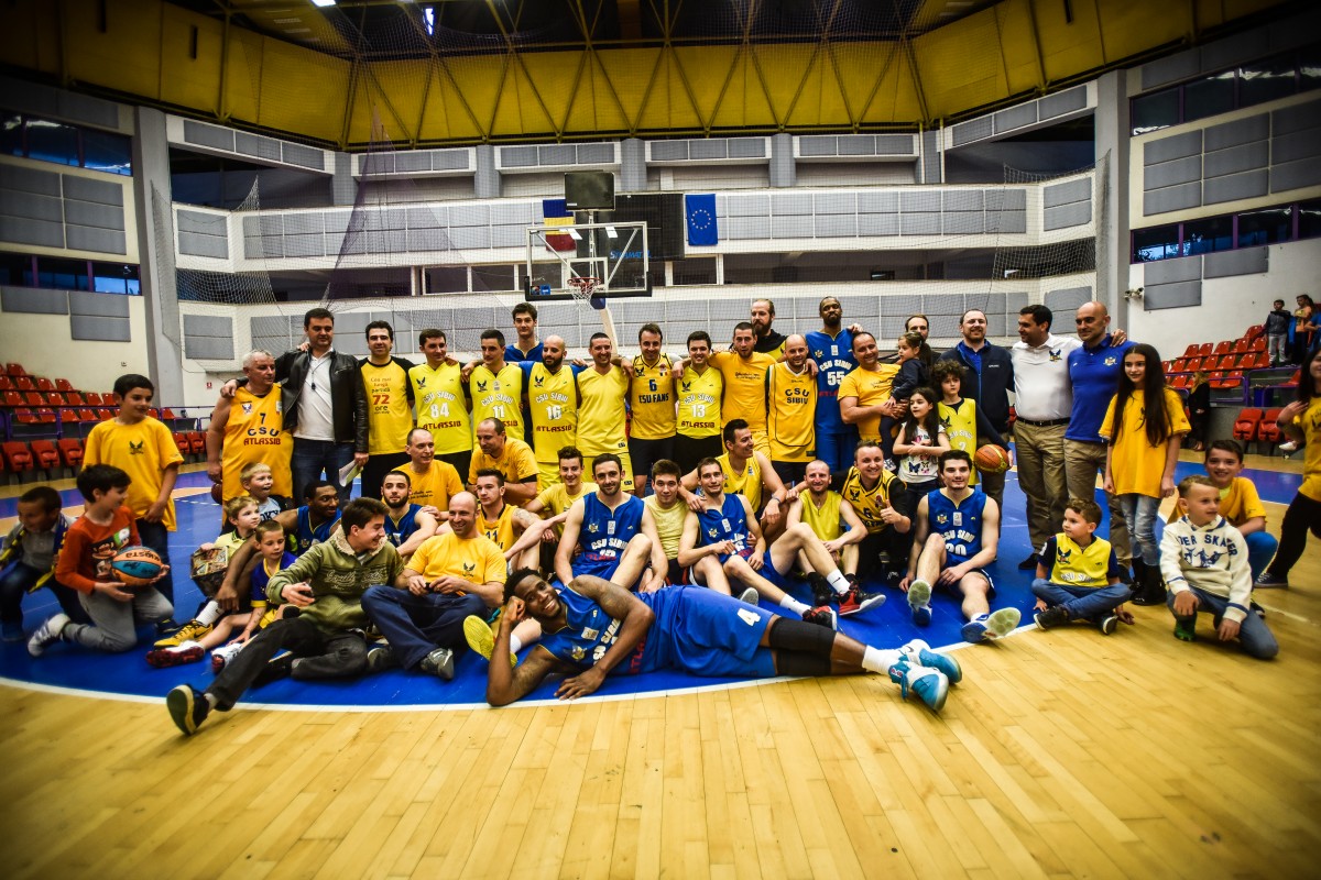 Distracţie ca-n curtea şcolii între CSU Sibiu şi CSU Fans. Fanii şi jucătorii şi-au luat rămas bun printr-un meci special 