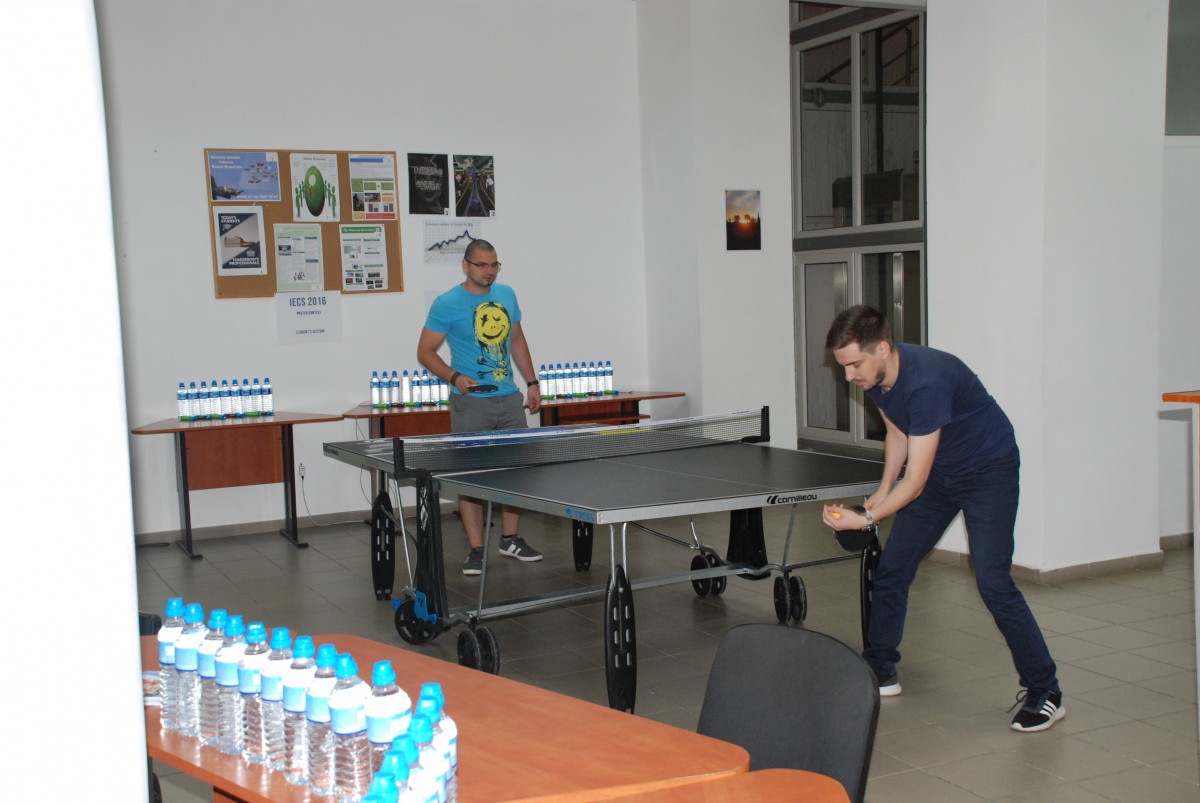 GALERIE FOTO – Studenții de la Științe Economice au zonă de relaxare: joacă baschet, ping-pong sau se plimbă cu trotineta