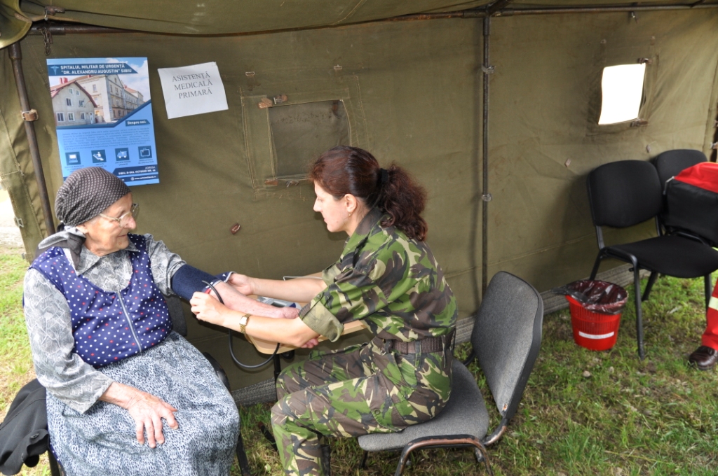 Medicii Spitalului Militar au consultat gratuit 140 de persoane din mediul rural