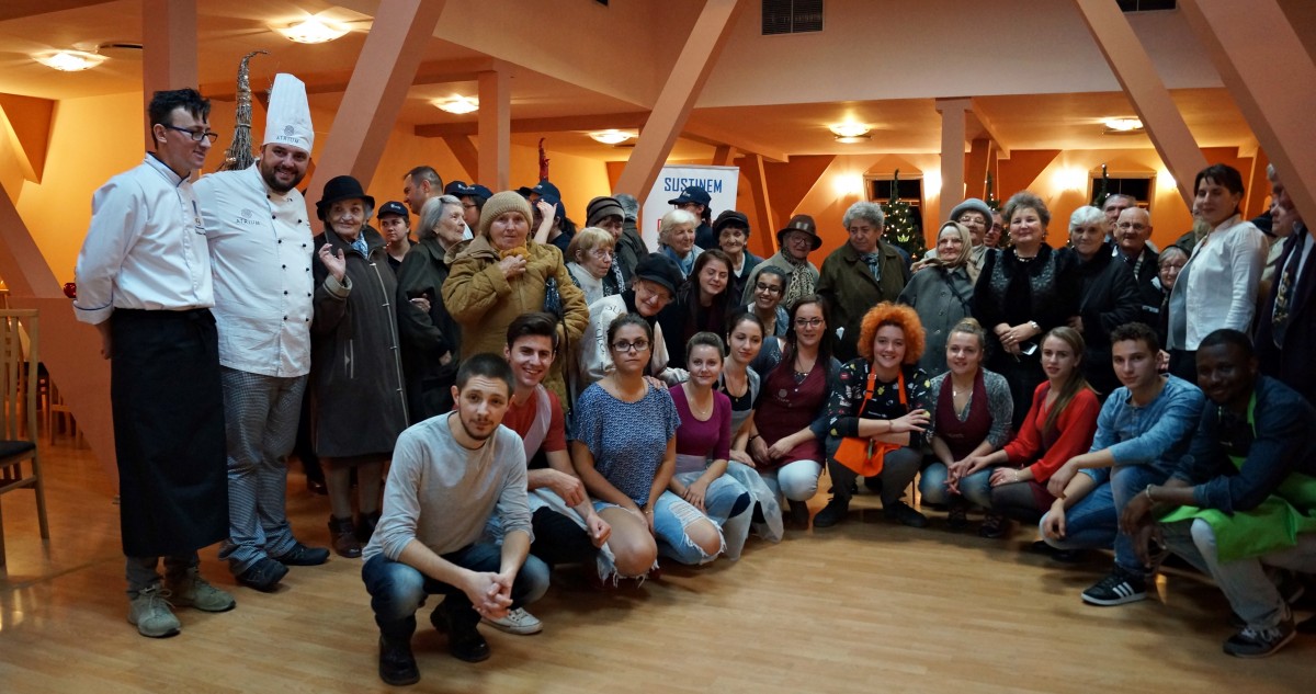 Trei chefi renumiți din Sibiu și studenții ULBS au gătit pentru bătrâni, în prag de sărbători