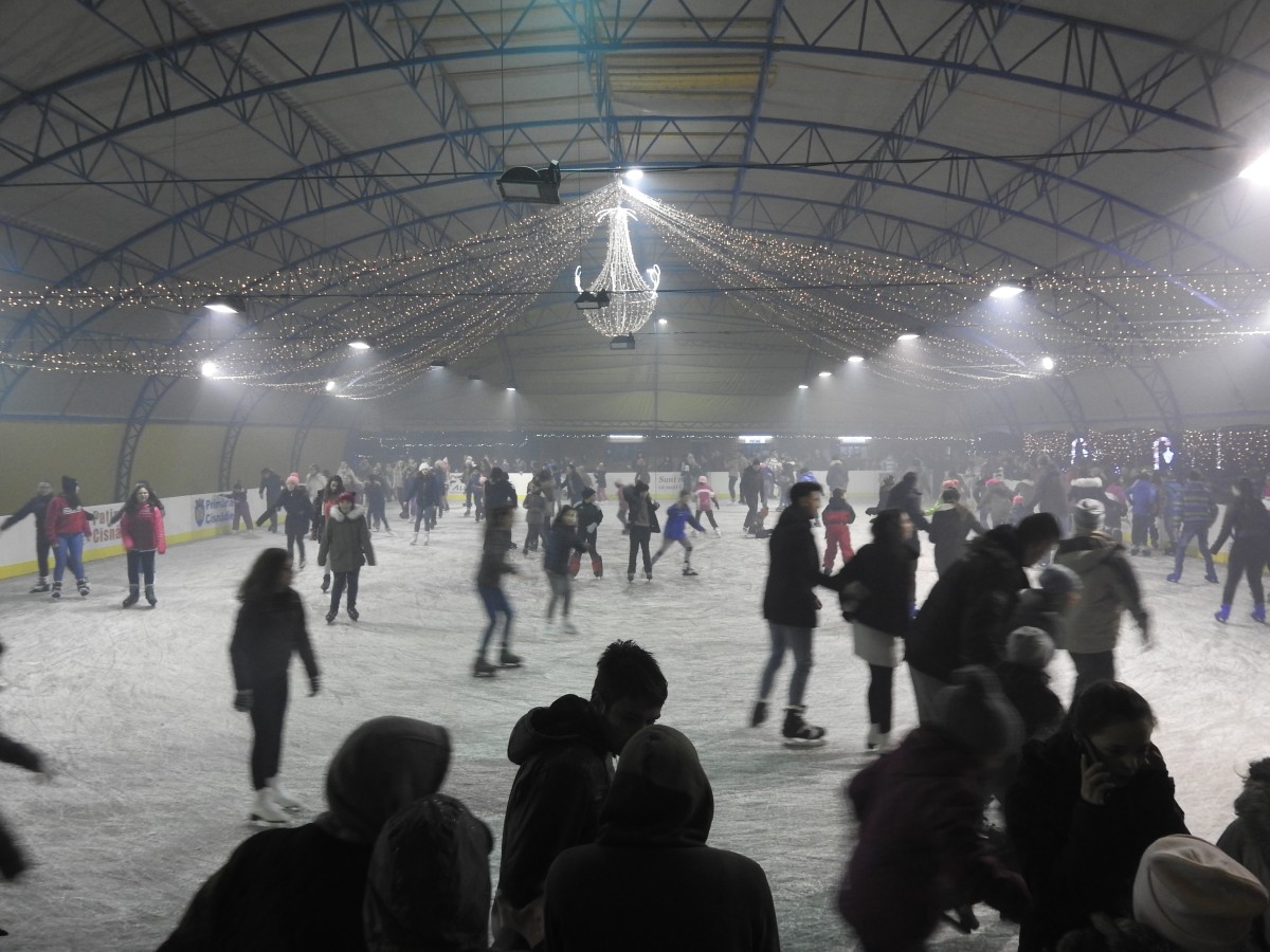 FOTO/VIDEO Colinde și intrare liberă pentru copii, la deschiderea patinoarului din Cisnădie