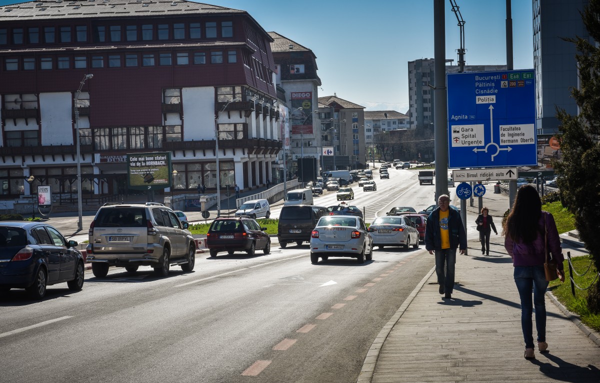 Bărbat jefuit de 8.000 de lei în Piața Unirii. Hoțul a fost prins după jumătate de oră