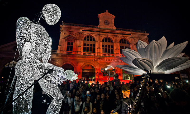 Ce vedem vineri la FITS: O fanfară în pas alergător și DUNDU, păpușa uriașă