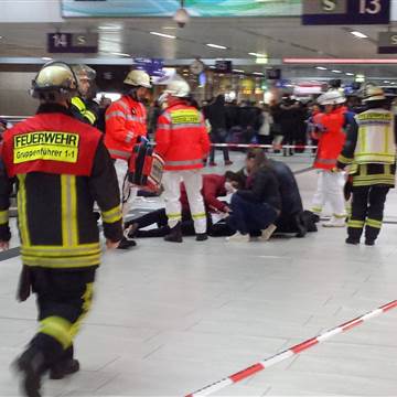 Cinci răniți în gara din Dusseldorf. Un bărbat înarmat cu un topor a atacat pasagerii